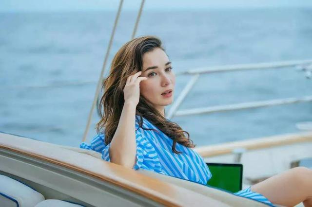 李茶的姑妈卢靖姗同款衣服，如今成了美丽多金的“姑妈”