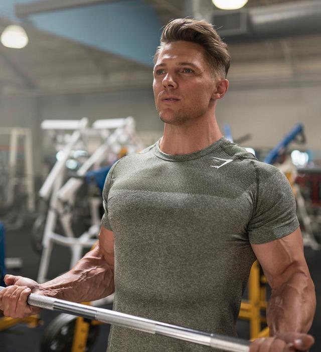 什么是收腹运动，腹部收腹运动（动作要领之挺胸收腹是这样做到的）