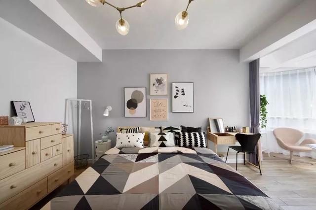 房间床的正确摆放位置方向，家庭床的摆放位置方向（床头朝哪边好，别纠结了！）