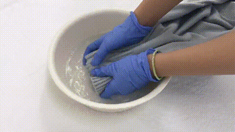毛衣怎么挂不变形，怎样挂毛衣不变形肩部不起角的方法（简单一招衣领轻松复原）