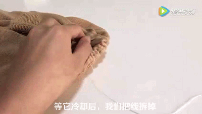 毛衣怎么挂不变形，怎样挂毛衣不变形肩部不起角的方法（简单一招衣领轻松复原）