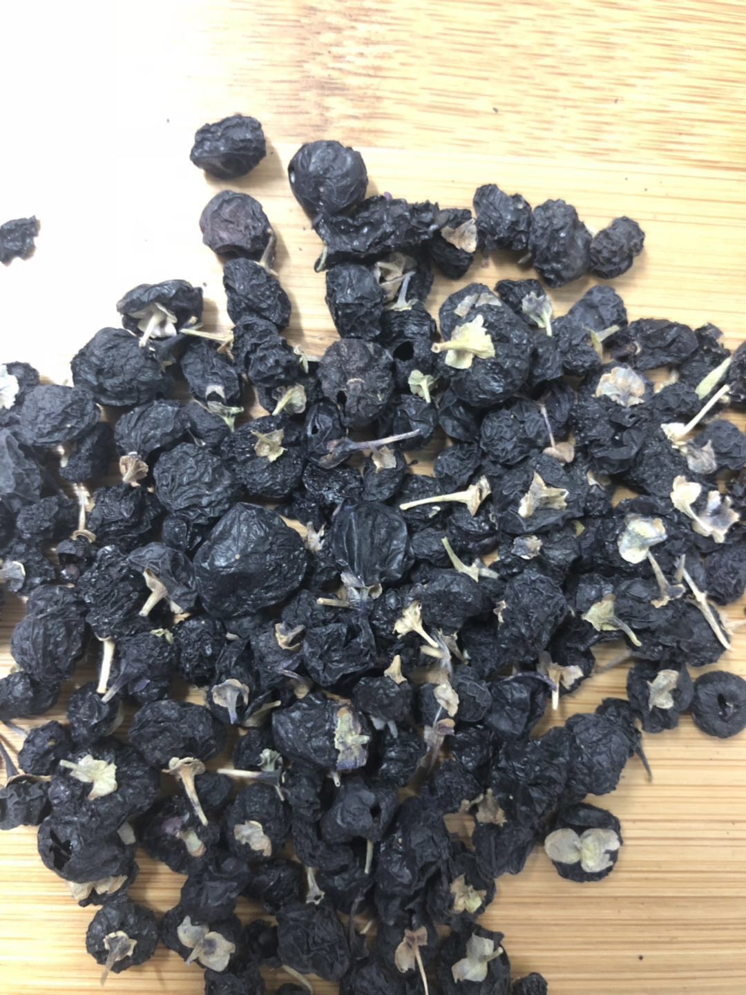 野生黑枸杞图片，教你辨别真假野生黑枸杞（四招教你识别野生黑枸杞的方法）