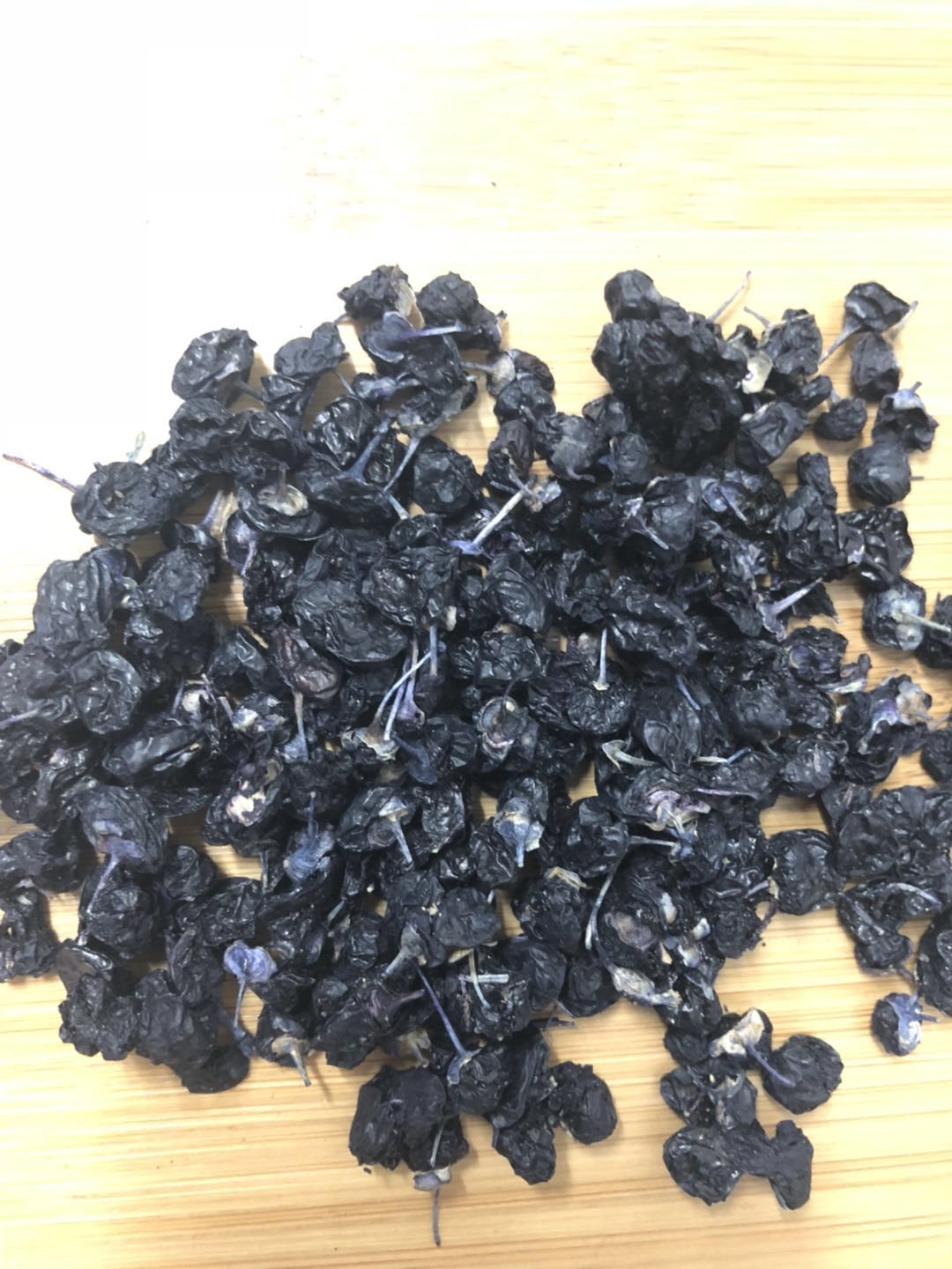 野生黑枸杞图片，教你辨别真假野生黑枸杞（四招教你识别野生黑枸杞的方法）