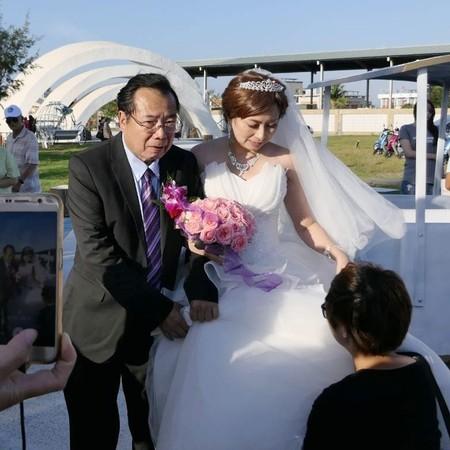 基督教婚礼见证，男星牵手陪她走上礼堂