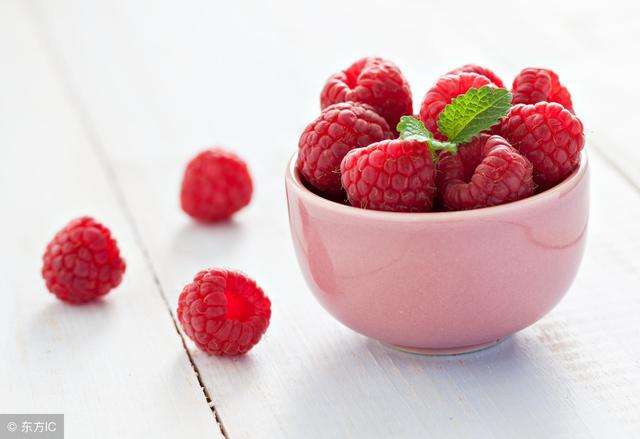 树莓泡白酒的功效与作用，树莓和白酒泡在一起的功效与作用（喝了还能把这3个好处收入囊中）