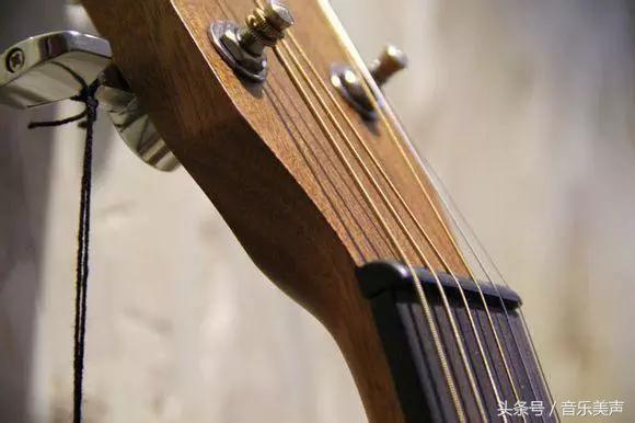 吉他背带安装图解，吉他背带怎么绑（学吉他前必知的几大知识点）