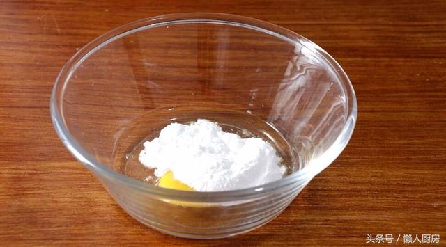 沙拉酱是用什么做的，白色沙拉酱是什么做的（这是沙拉酱的做法和配方）