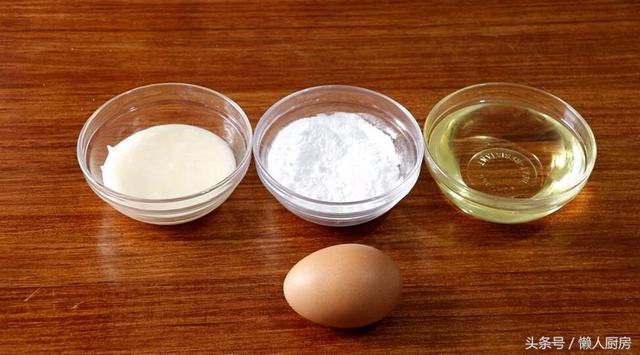 沙拉酱是用什么做的，白色沙拉酱是什么做的（这是沙拉酱的做法和配方）