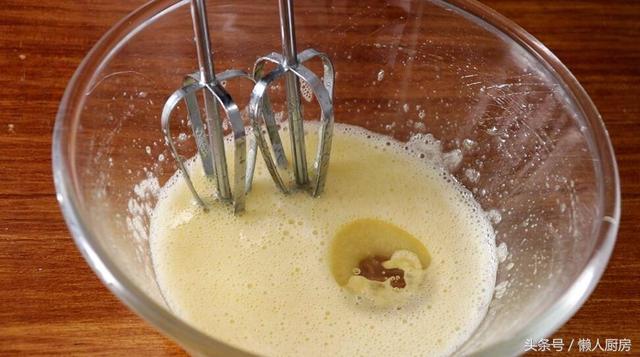 沙拉酱是用什么做的，白色沙拉酱是什么做的（这是沙拉酱的做法和配方）