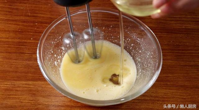 沙拉酱是用什么做的，白色沙拉酱是什么做的（这是沙拉酱的做法和配方）