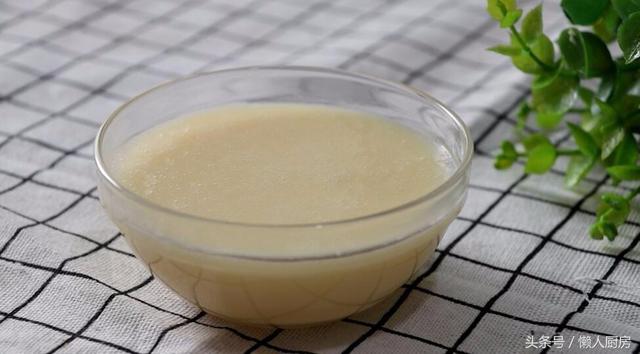 沙拉酱是用什么做的，白色沙拉酱是什么做的（这是沙拉酱的做法和配方）