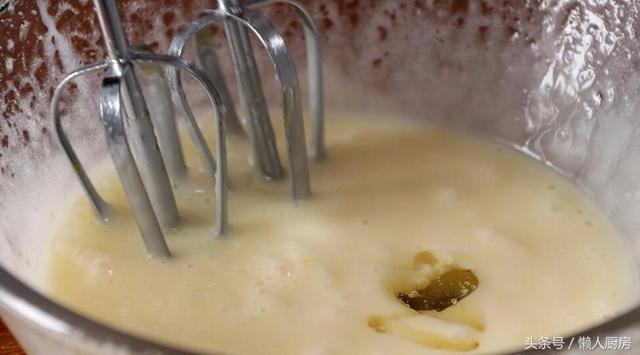 沙拉酱是用什么做的，白色沙拉酱是什么做的（这是沙拉酱的做法和配方）