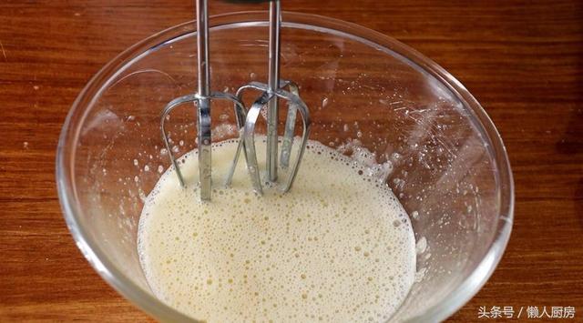 沙拉酱是用什么做的，白色沙拉酱是什么做的（这是沙拉酱的做法和配方）