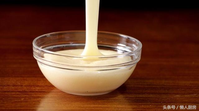 沙拉酱是用什么做的，白色沙拉酱是什么做的（这是沙拉酱的做法和配方）