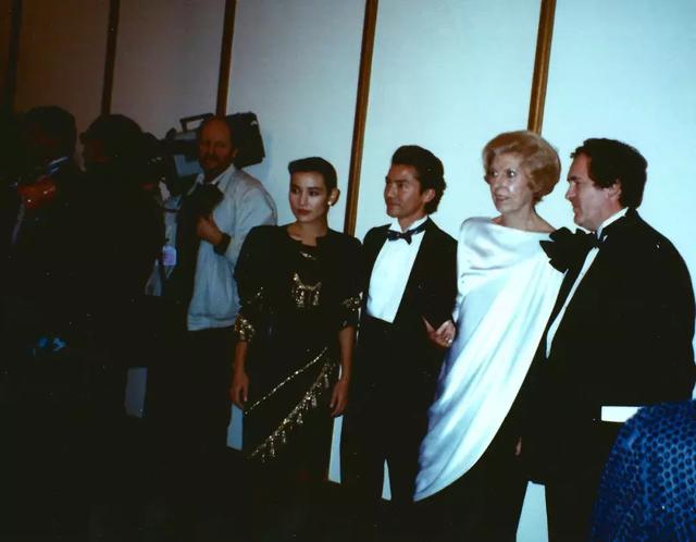 黄昏英文版原唱，黄昏英文版原唱女声（依然没有一部中国电影可以超越它）