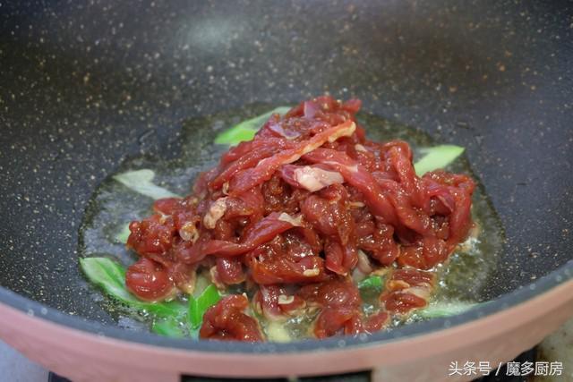 炒牛肉的做法大全家常，炒牛肉做法 最正宗的做法（牛肉和蒜苔这样炒）