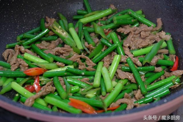 炒牛肉的做法大全家常，炒牛肉做法 最正宗的做法（牛肉和蒜苔这样炒）