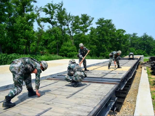 铁t是什么意思，中年铁t是什么意思（主战坦克、步战车这些“大块头”装备如何“坐火车”）
