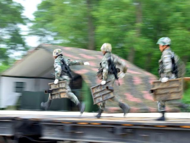 铁t是什么意思，中年铁t是什么意思（主战坦克、步战车这些“大块头”装备如何“坐火车”）