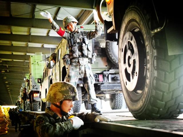 铁t是什么意思，中年铁t是什么意思（主战坦克、步战车这些“大块头”装备如何“坐火车”）