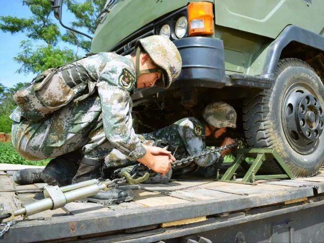 铁t是什么意思，中年铁t是什么意思（主战坦克、步战车这些“大块头”装备如何“坐火车”）