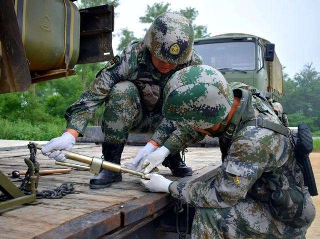 铁t是什么意思，中年铁t是什么意思（主战坦克、步战车这些“大块头”装备如何“坐火车”）