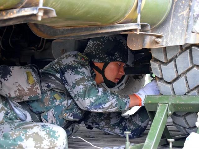 铁t是什么意思，中年铁t是什么意思（主战坦克、步战车这些“大块头”装备如何“坐火车”）