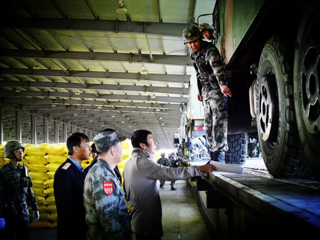 铁t是什么意思，中年铁t是什么意思（主战坦克、步战车这些“大块头”装备如何“坐火车”）