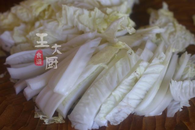 粉丝熬白菜怎么做，粉丝煮白菜怎么做好吃（两天不做孩子就闹着要吃）