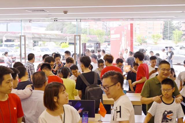 小米实体店地址，小米11实体店价格（福州小米之家万象天虹店今天开业了）