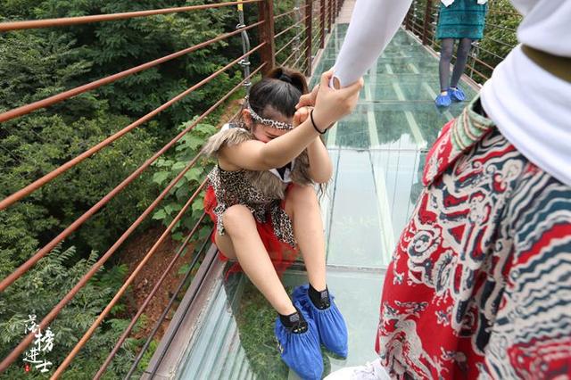 郑州网红跳舞的地方，小姐姐们在上面跳舞拍大片