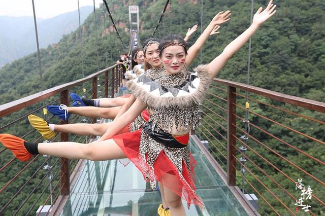 郑州网红跳舞的地方，小姐姐们在上面跳舞拍大片
