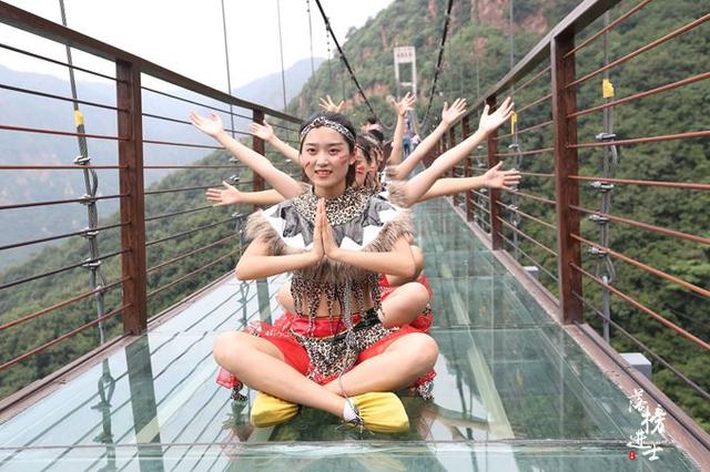 郑州网红跳舞的地方，小姐姐们在上面跳舞拍大片