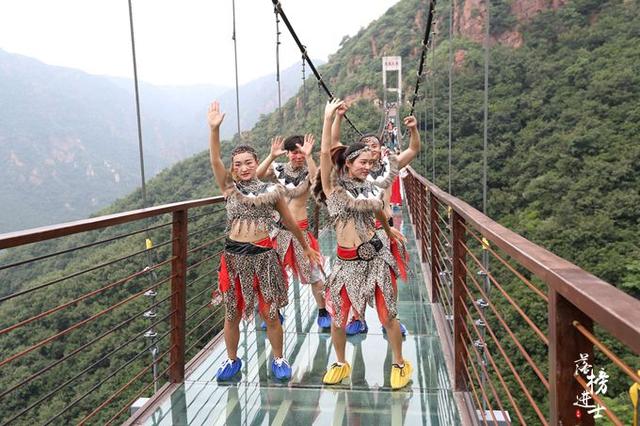 郑州网红跳舞的地方，小姐姐们在上面跳舞拍大片