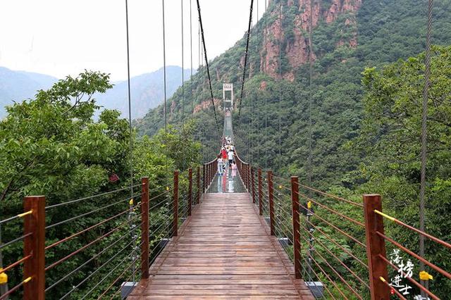 郑州网红跳舞的地方，小姐姐们在上面跳舞拍大片