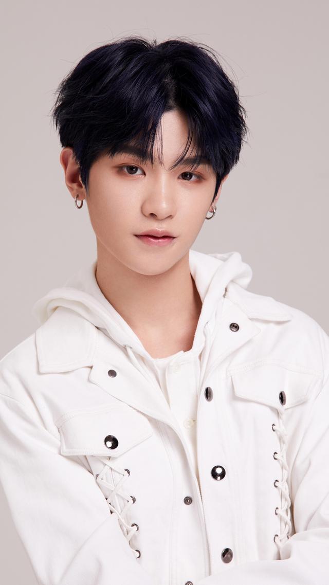 黄明昊多格壁纸.，黄明昊多格壁纸高清（黄明昊手机壁纸图片）