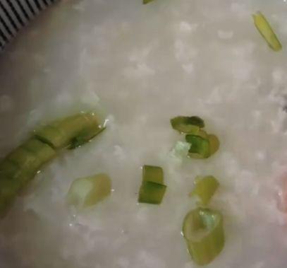 煮粥放小苏打好吗，煮粥时放碱好还是放小苏打好_熬粥放碱还是放小苏打（煮粥是放碱面好）