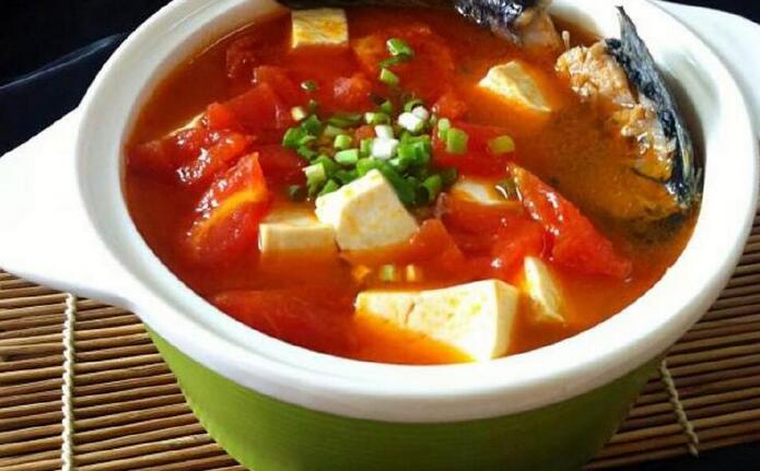 圖片[1]-【番茄鯽魚(yú)豆腐湯】做法步驟圖 湯濃味美 大人小孩都愛(ài)喝-起舞食譜網(wǎng)