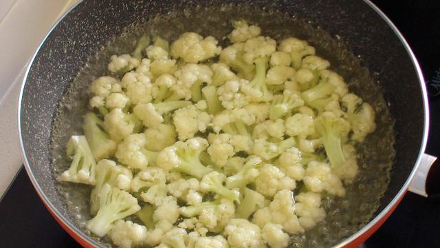 花菜凉拌怎么做着好吃，这道“椒香菜花”符合你的要求