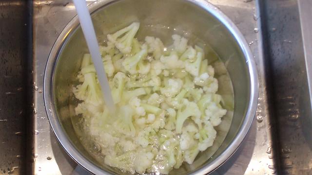 花菜凉拌怎么做着好吃，这道“椒香菜花”符合你的要求