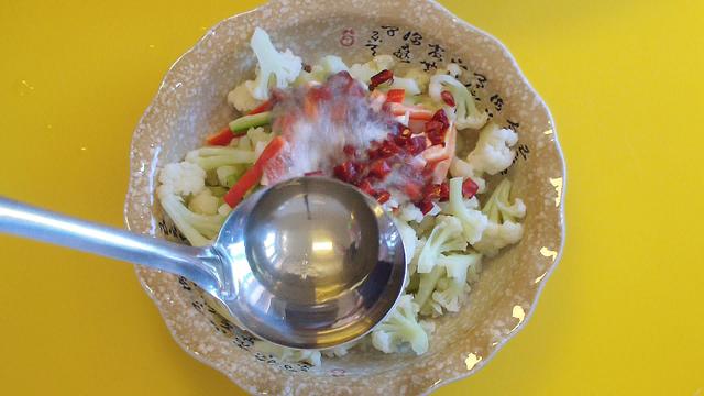 花菜凉拌怎么做着好吃，这道“椒香菜花”符合你的要求
