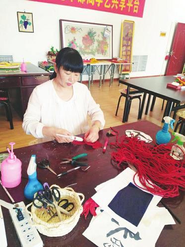 玉米皮坐垫的编制方法，怎样编玉米皮坐垫（玉米皮编出新生活）