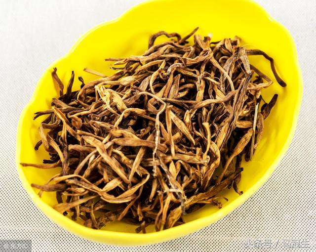 新鲜黄花菜有毒吗，新鲜黄花菜有毒吗可以吃吗（吃鲜黄花菜？要当心中毒）