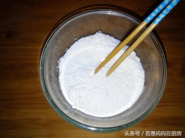 膨松剂炸油条配方，炸油条怎么膨松（早餐吃油条不用出去买）