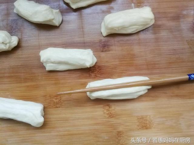 膨松剂炸油条配方，炸油条怎么膨松（早餐吃油条不用出去买）