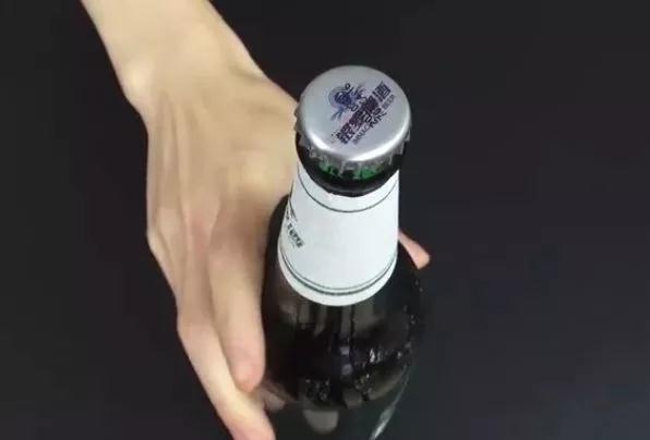 怎么拿筷子起啤酒盖子，怎么用筷子开啤酒瓶盖（一张纸就能轻松拧开啤酒盖）