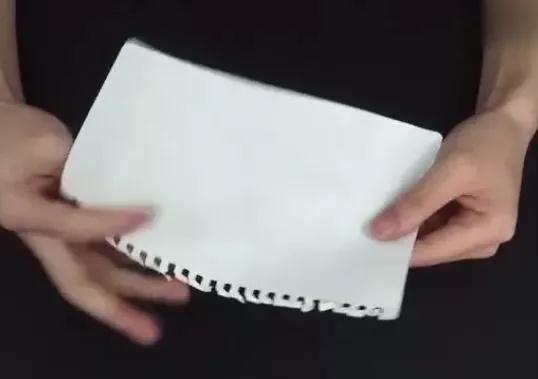 怎么拿筷子起啤酒盖子，怎么用筷子开啤酒瓶盖（一张纸就能轻松拧开啤酒盖）