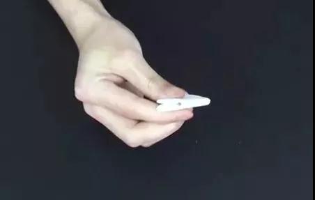 怎么拿筷子起啤酒盖子，怎么用筷子开啤酒瓶盖（一张纸就能轻松拧开啤酒盖）