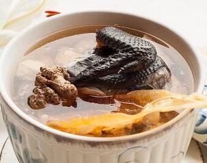 【花胶乌鸡汤】做法步骤图 加上“它” 汤味更浓 冬天喝点它-起舞食谱网