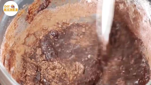 巧克力纸杯蛋糕，巧克力糖霜纸杯蛋糕的做法（1分钟微波巧克力纸杯蛋糕食谱）